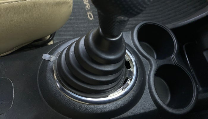 2013 Honda Brio S MT, Petrol, Manual, 59,715 km, Gear lever - Boot cover slightly torn