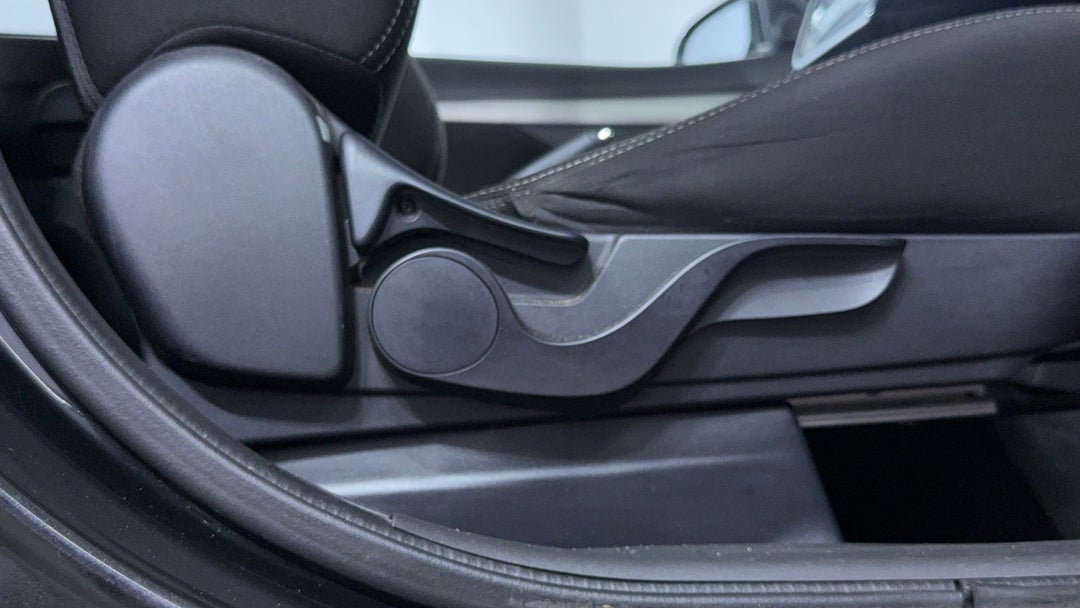 2016 Mitsubishi Outlander Ls (4x2), Automatic, 146446 km, Drivers Side Adjustment Panel