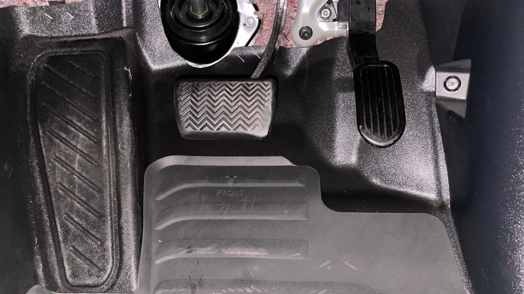 2023 Toyota Hilux Sr (4x4), Automatic, 42052 km, Pedals and Footmat