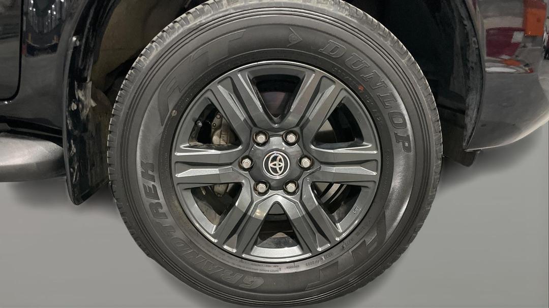 2023 Toyota Hilux Sr (4x4), Automatic, 42052 km, Right Front Wheel