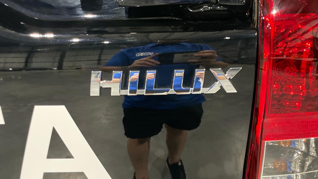 2023 Toyota Hilux Sr (4x4), Automatic, 42052 km, Badge (Boot Right Side)