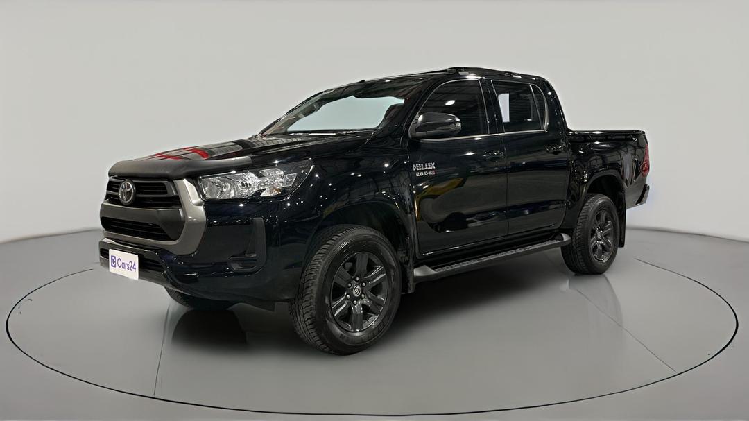 2023 Toyota Hilux Sr (4x4), Automatic, 42052 km, Left Front Diagonal (45- Degree) View
