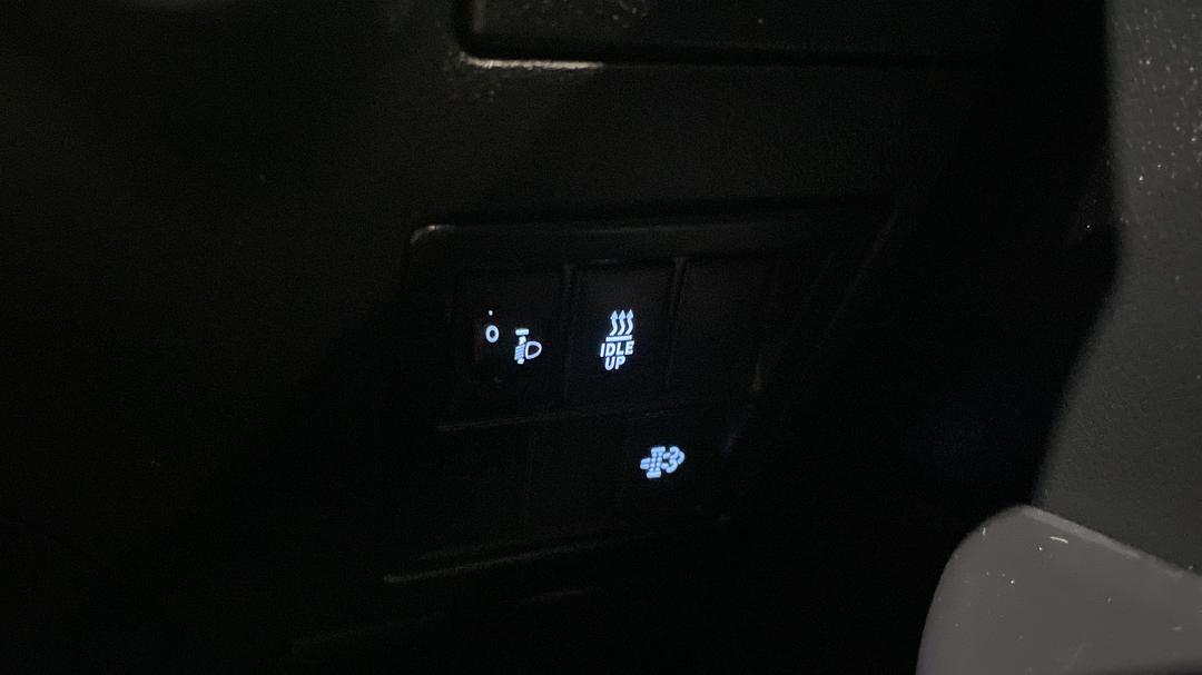 2023 Toyota Hilux Sr (4x4), Automatic, 42052 km, Utility Switches/Buttons