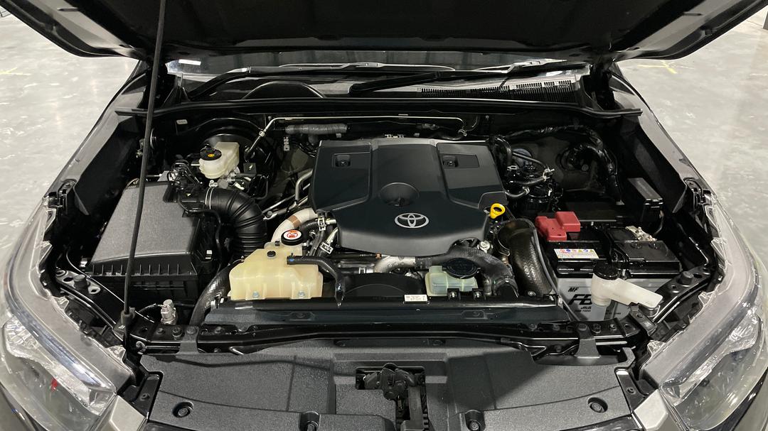2023 Toyota Hilux Sr (4x4), Automatic, 42052 km, Open Bonnet (Engine)