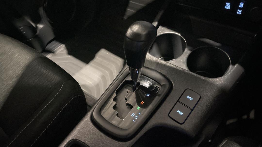 2023 Toyota Hilux Sr (4x4), Automatic, 42052 km, Gear Lever 