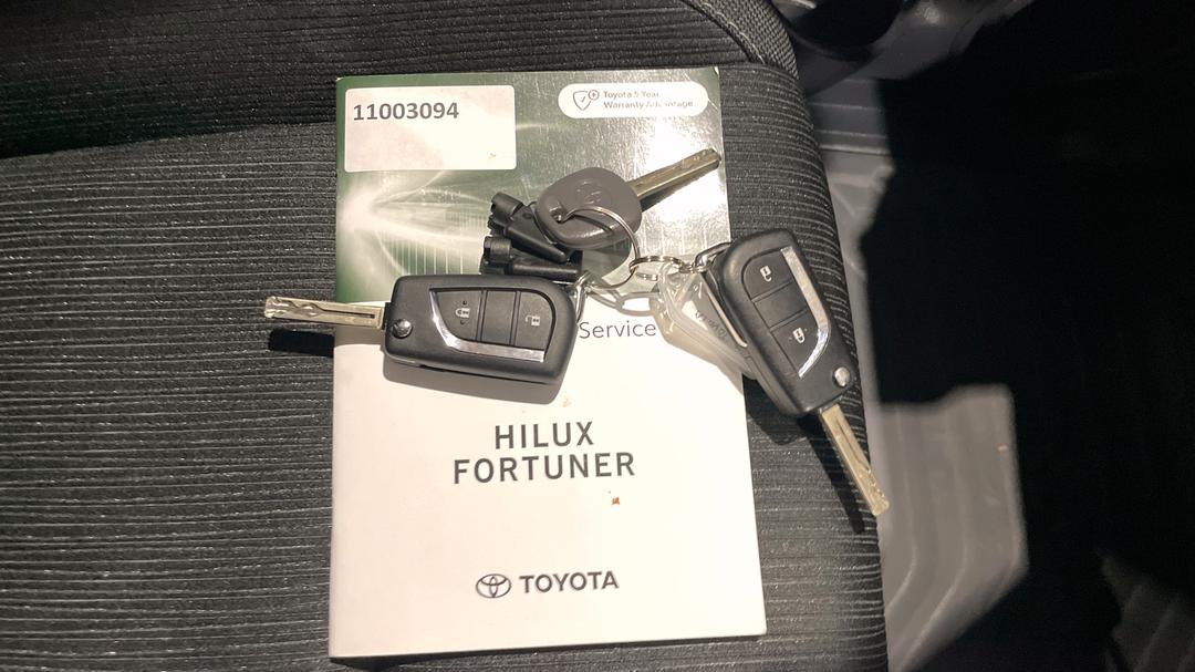 2023 Toyota Hilux Sr (4x4), Automatic, 42052 km, Key Close-up