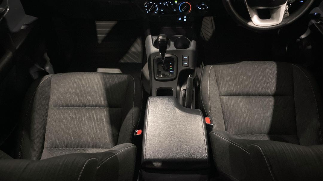 2023 Toyota Hilux Sr (4x4), Automatic, 42052 km, Center Console