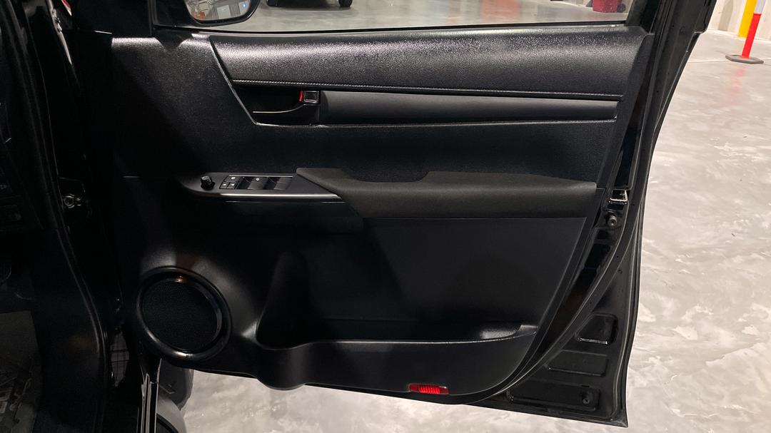 2023 Toyota Hilux Sr (4x4), Automatic, 42052 km, Speaker View