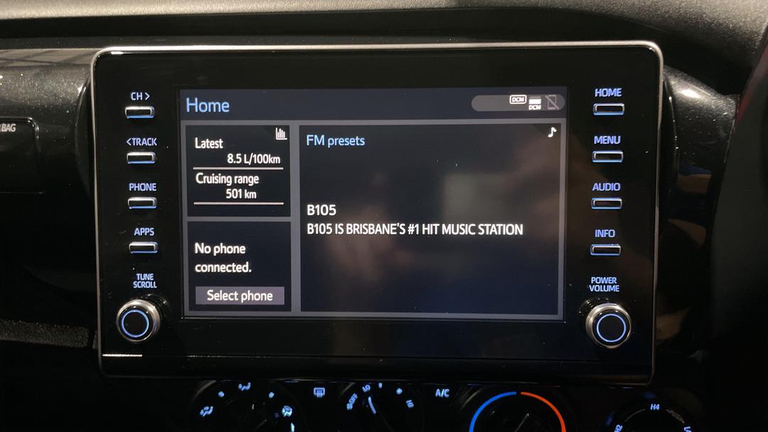 2023 Toyota Hilux Sr (4x4), Automatic, 42052 km, Infotainment System
