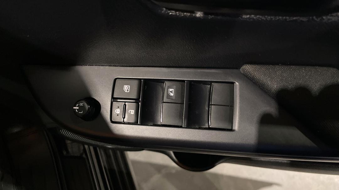 2023 Toyota Hilux Sr (4x4), Automatic, 42052 km, Drivers Side Door Panel Controls