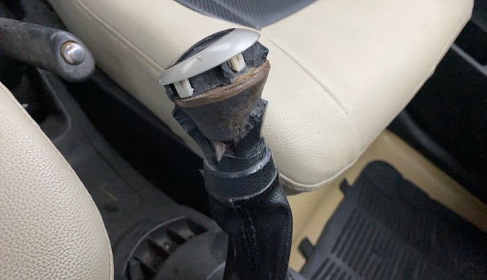 2016 Maruti Wagon R 1.0 VXI, Petrol, Manual, 50,673 km, Gear lever - Knob has minor damage