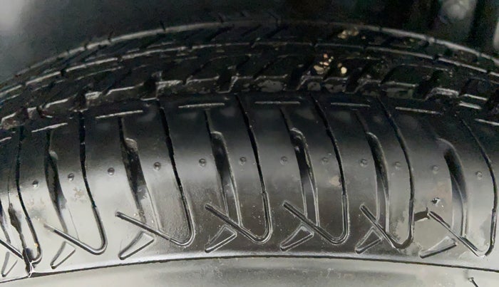 2017 Maruti Swift LXI D, Petrol, Manual, 33,174 km, Left Rear Tyre Tread