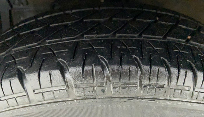 2017 Maruti Swift LXI D, Petrol, Manual, 33,174 km, Left Front Tyre Tread