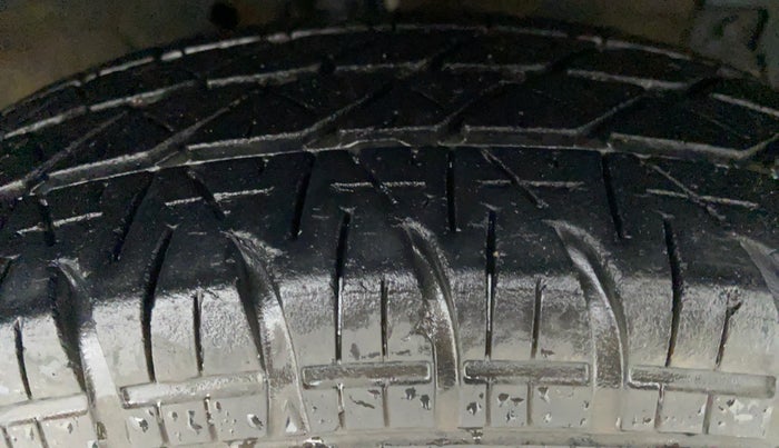 2017 Maruti Swift LXI D, Petrol, Manual, 33,174 km, Right Front Tyre Tread