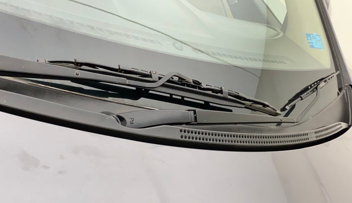2011 Hyundai Verna FLUIDIC 1.6 VTVT SX, Petrol, Manual, 63,570 km, Front windshield - Wiper Blade Broken/Rusted