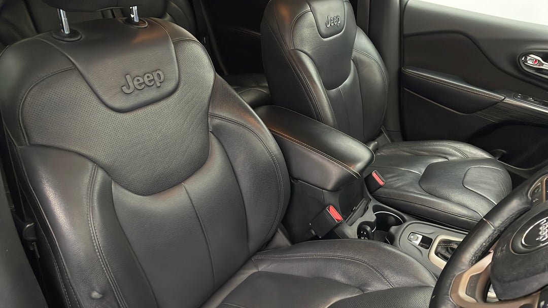 2016 Jeep Cherokee Longitude (4x4), Automatic, 93303 km, Right Side Front Door Cabin View