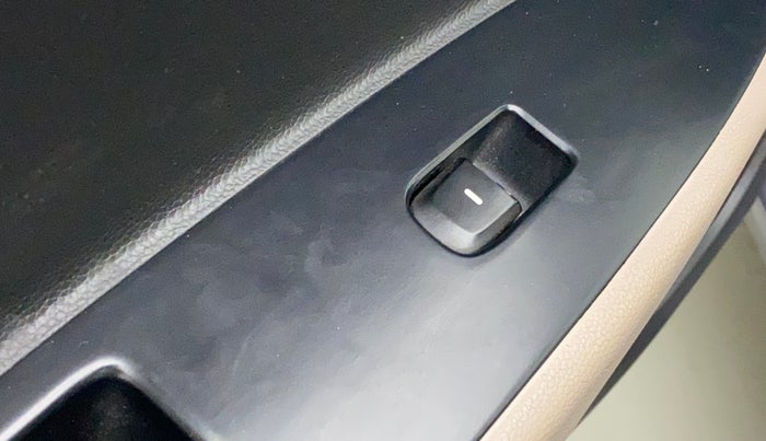 2017 Hyundai Grand i10 SPORTZ (O) AT 1.2 KAPPA VTVT, Petrol, Automatic, 33,077 km, Left front window switch / handle - Switch/handle not functional