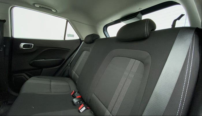 2022 Hyundai VENUE 1.5 SX CRDI MT, Diesel, Manual, 21,228 km, Right Side Rear Door Cabin