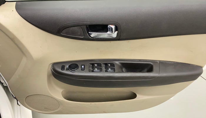 2013 Hyundai i20 MAGNA (O) 1.2, Petrol, Manual, 70,894 km, Driver Side Door Panels Control