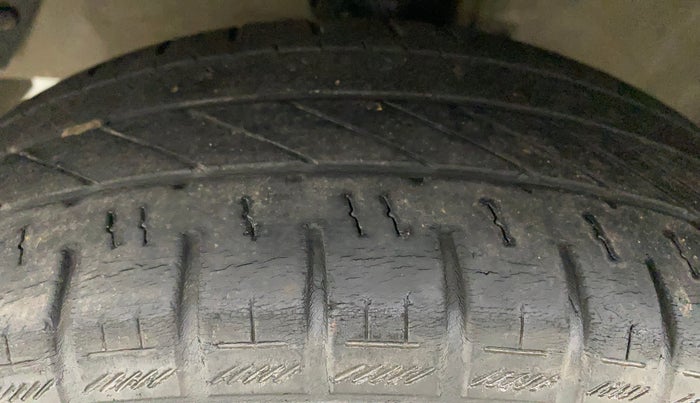 2013 Hyundai i20 MAGNA (O) 1.2, Petrol, Manual, 70,894 km, Left Front Tyre Tread