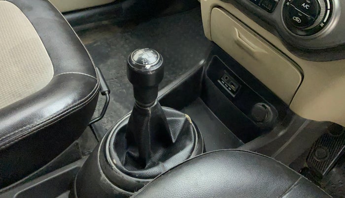 2013 Hyundai i20 MAGNA (O) 1.2, Petrol, Manual, 70,894 km, Gear lever - Boot cover slightly torn