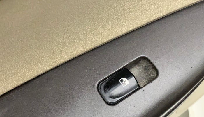 2013 Hyundai i20 MAGNA (O) 1.2, Petrol, Manual, 70,894 km, Left front window switch / handle - Power window makes minor noise