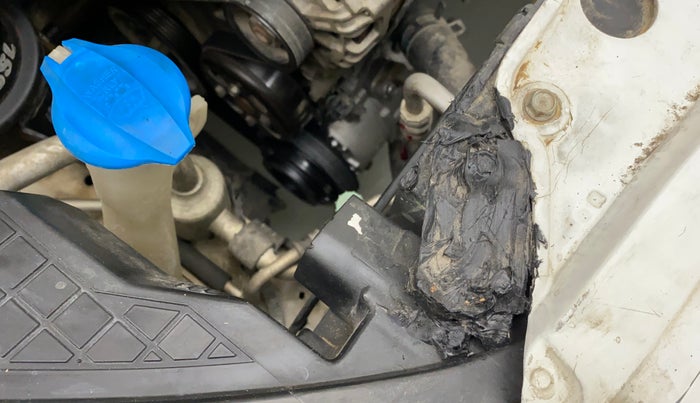 2013 Hyundai i20 MAGNA (O) 1.2, Petrol, Manual, 70,894 km, Right headlight - Clamp has minor damage