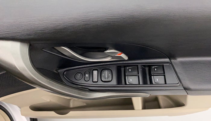 2017 Mahindra XUV500 W6 4X2, Diesel, Manual, 36,565 km, Driver Side Door Panels Control