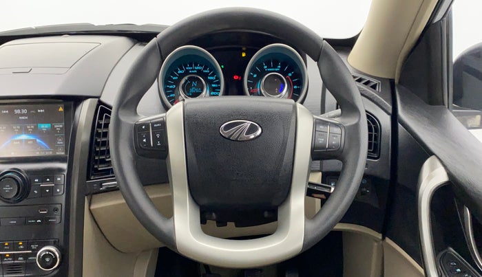 2017 Mahindra XUV500 W6 4X2, Diesel, Manual, 36,565 km, Steering Wheel