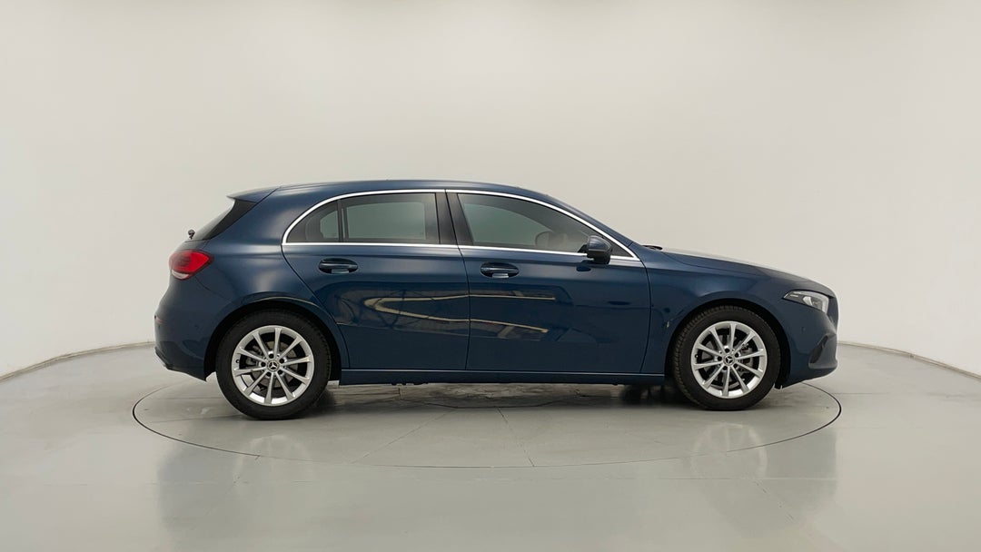 2022 Mercedes-benz A180 A180, Automatic, 22653 km, Right Side View