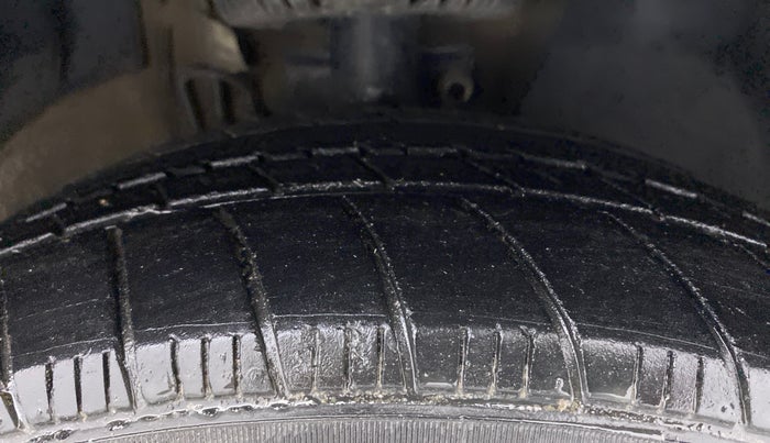 2013 Volkswagen Vento HIGHLINE DIESEL 1.6, Diesel, Manual, 90,332 km, Right Front Tyre Tread