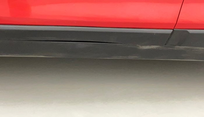 2019 Mahindra XUV300 W8 1.2 PETROL, Petrol, Manual, 43,434 km, Left running board - Minor scratches