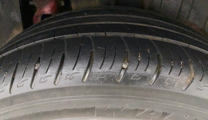 2019 Mahindra XUV300 W8 1.2 PETROL, Petrol, Manual, 43,434 km, Left Rear Tyre Tread