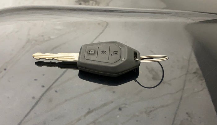 2016 Mahindra TUV300 T8, Diesel, Manual, 75,589 km, Lock system - Central lock not working