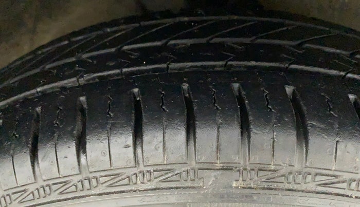 2011 Maruti Swift Dzire VXI, Petrol, Manual, 64,058 km, Right Front Tyre Tread