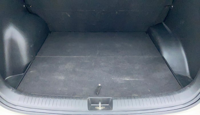 2016 Hyundai Creta BASE 1.6 PETROL, Petrol, Manual, 1,15,873 km, Boot Inside