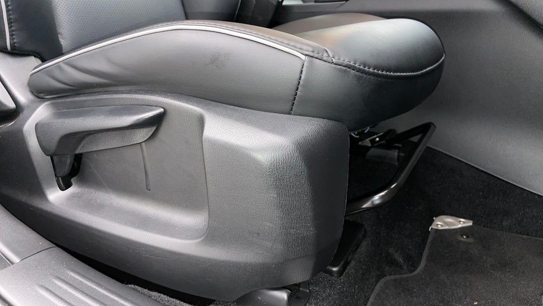 2025 Mazda CX-5 G25 Touring (AWD), Automatic, 5640 km, Drivers Side Adjustment Panel