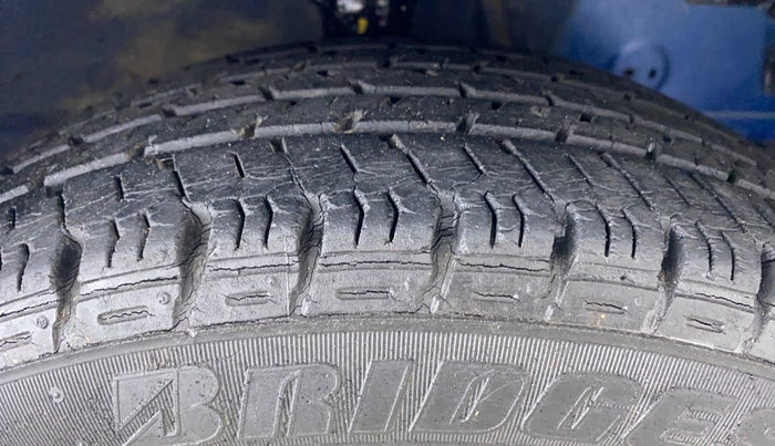 2015 Hyundai Eon MAGNA PLUS, Petrol, Manual, 58,087 km, Right Front Tyre Tread