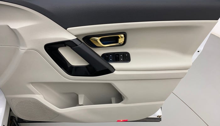 2022 Tata Safari XZA PLUS GOLD, Diesel, Automatic, 48,686 km, Driver Side Door Panels Control