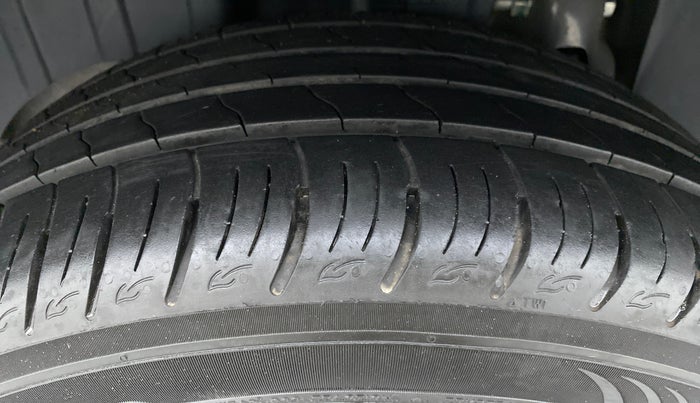 2021 Mahindra XUV300 1.2 W8 OPT, Petrol, Manual, 10,767 km, Right Rear Tyre Tread