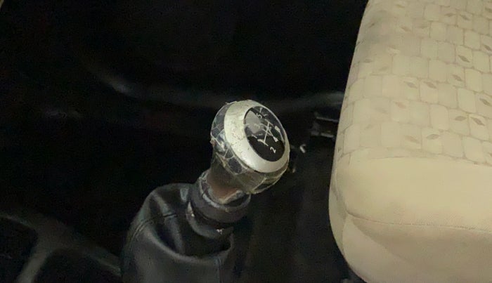2017 Maruti Wagon R 1.0 VXI, Petrol, Manual, 19,020 km, Gear lever - Knob has minor damage