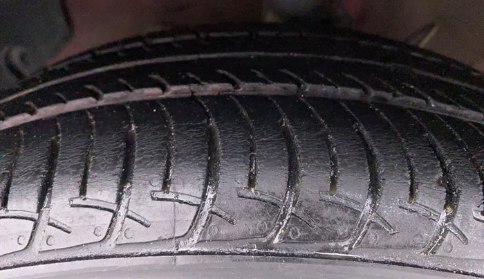 2018 Hyundai NEW SANTRO SPORTZ 1.1, Petrol, Manual, 74,483 km, Left Front Tyre Tread