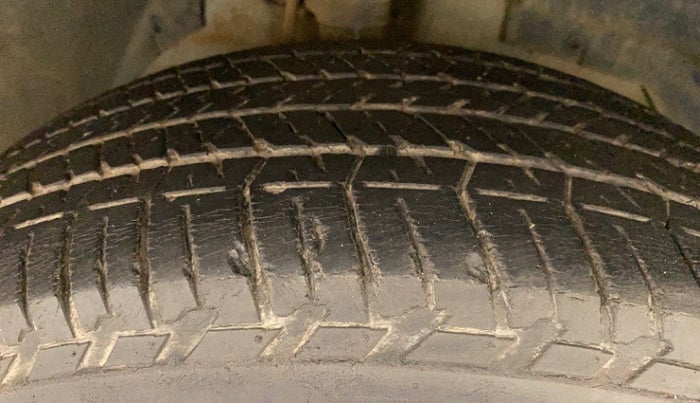 2016 Mahindra XUV500 W10, Diesel, Manual, 42,916 km, Right Front Tyre Tread