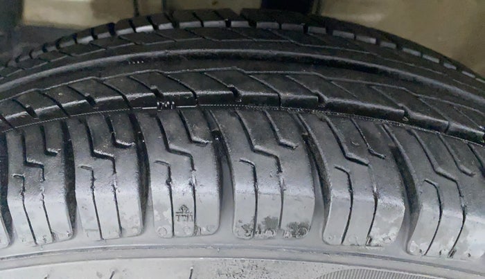 2014 Maruti Swift VXI D, Petrol, Manual, 37,484 km, Left Front Tyre Tread
