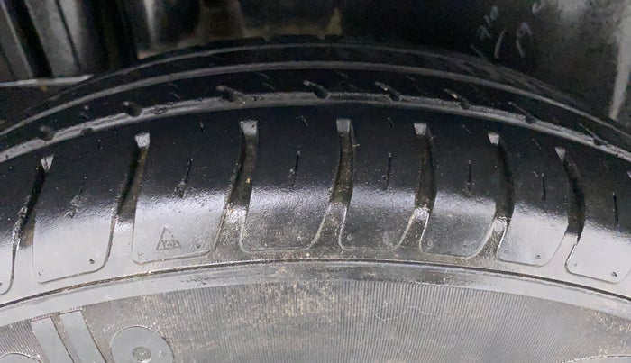 2015 Maruti Swift VXI, Petrol, Manual, 39,837 km, Right Rear Tyre Tread
