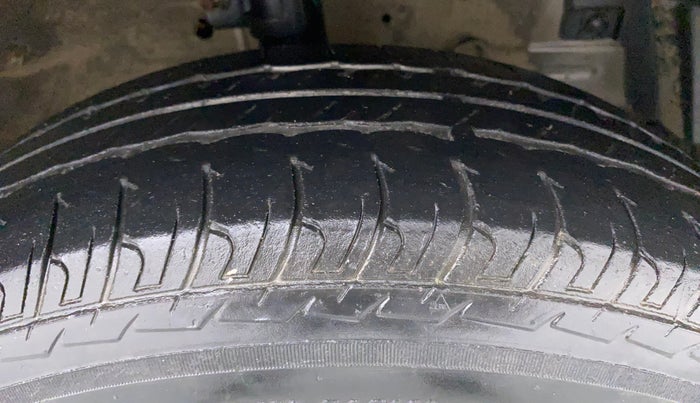 2015 Maruti Swift VXI, Petrol, Manual, 39,837 km, Right Front Tyre Tread