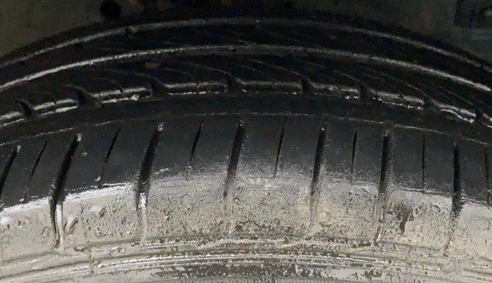 2014 Maruti Ertiga VXI, Petrol, Manual, 61,950 km, Right Front Tyre Tread
