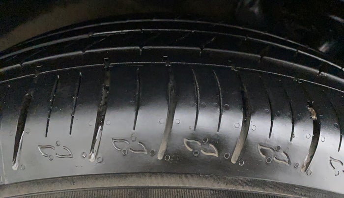 2022 Mahindra XUV700 MX P MT 5 STR, Petrol, Manual, 2,432 km, Right Rear Tyre Tread