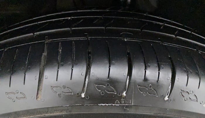 2022 Mahindra XUV700 MX P MT 5 STR, Petrol, Manual, 2,432 km, Left Front Tyre Tread