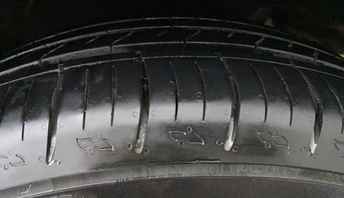 2022 Mahindra XUV700 MX P MT 5 STR, Petrol, Manual, 2,432 km, Left Rear Tyre Tread